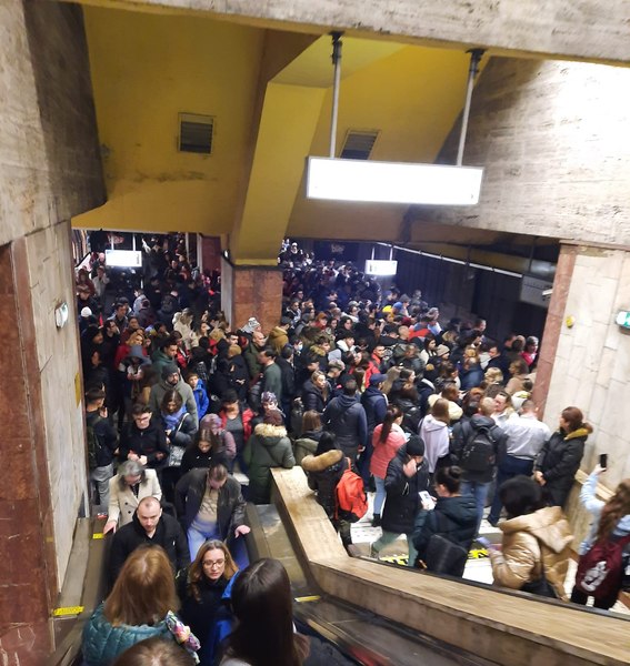 Panică la metrou, pe cea mai aglomerată magistrală: Zeci de călători, evacuați. „Au fost plimbați precum oile” FOTO-VIDEO