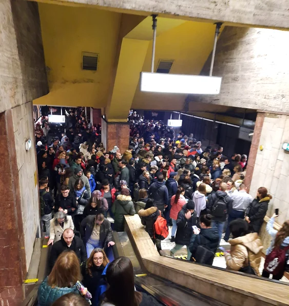 Zeci de călători, evacuați din metrou FOTO Facebook