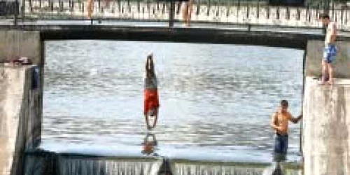 Unii tineri s-a răcorit ieri în apele Dâmboviţei