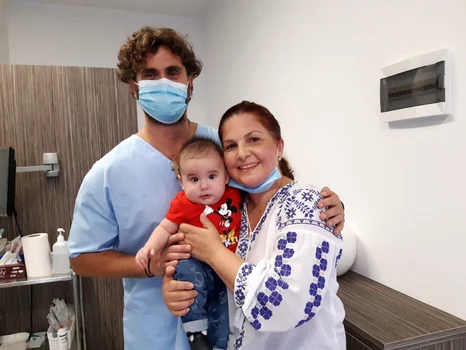 Dr. Andreas Vythoulkas primește des vizite ale celor care au putut deveni părinți datorită ajutorului său / foto: arhiva personală