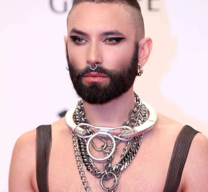Conchita Wurst, în vârstă de 30 de ani, a șocat sâmbătă la gala Golden Camera Awards din Berlin, Germaniafoto EPA