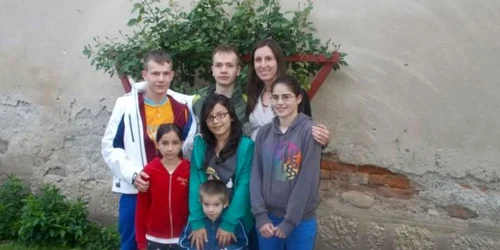 Katy este mândră de copiii ei care o iubesc ca şi cum ar fi mama lor naturală. FOTOfacebook.