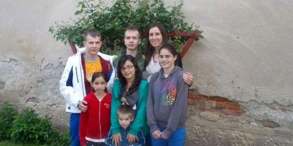 Katy este mândră de copiii ei care o iubesc ca şi cum ar fi mama lor naturală. FOTOfacebook.