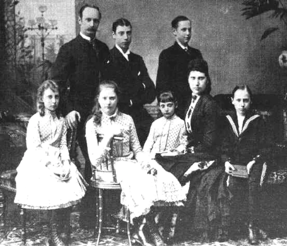 Prințesa Thyra a Danemarcei, în mijloc jos, alături de surorile și frații săi în 1885. FOTO: Profimedia