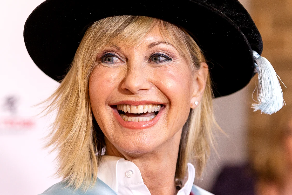 Olivia Newton-John își păstrează zâmbetul pe buze chiar dacă trece prin asemenea greutăți