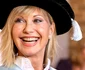 Olivia Newton John își păstrează zâmbetul pe buze chiar dacă trece prin asemenea greutăți jpeg