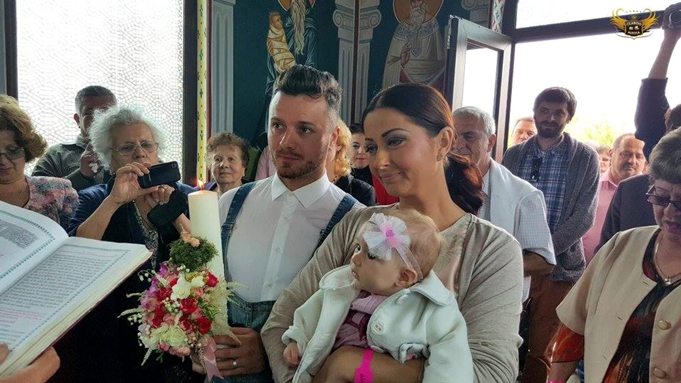 
    Gabi Cristea şi Tavi Clonda au fost foarte eleganţi la cununia civilăFoto: Alex Muscaliu  