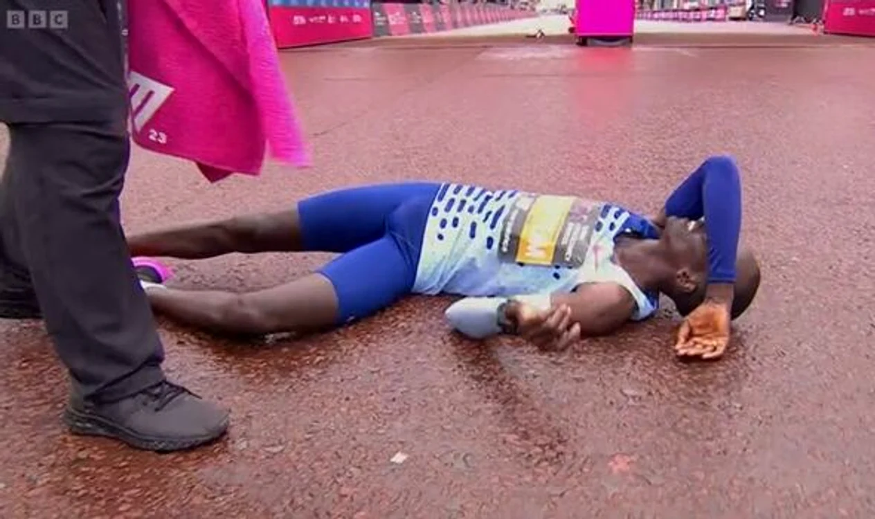 Kelvin Kiptum, doborât de efort după ce a parcurs 42 de kilometri