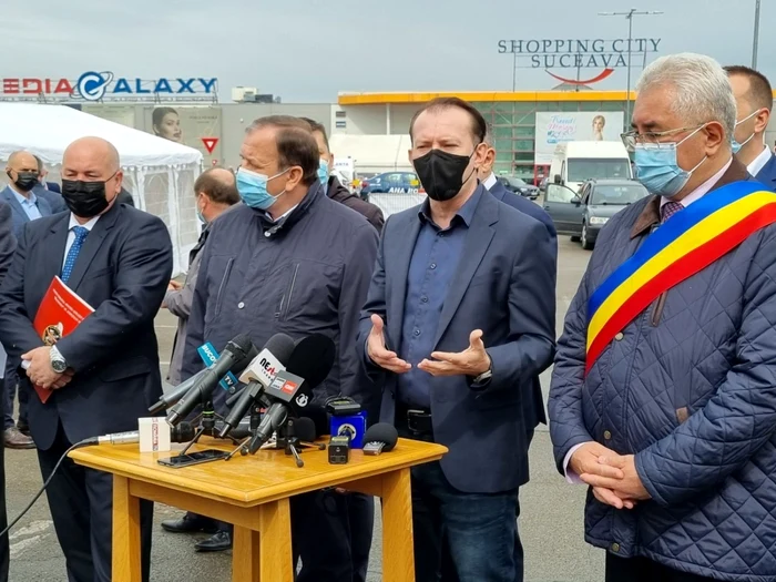 Premierul Florin Cîţu alături de primarul Sucevei, Ion Lungu, preşedintele Consiliului Judeţean, Gheorghe Flutur şi prefectul Iulian Cimpoeşu FOTO: Oana Şlemco