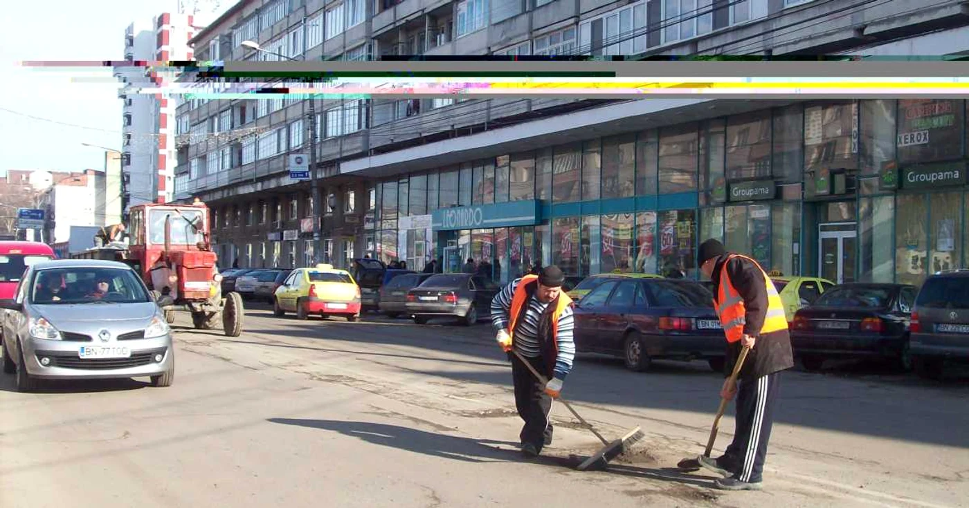 Lucrătorii au măturat gropile, ca să facă loc bitumului fierbinte