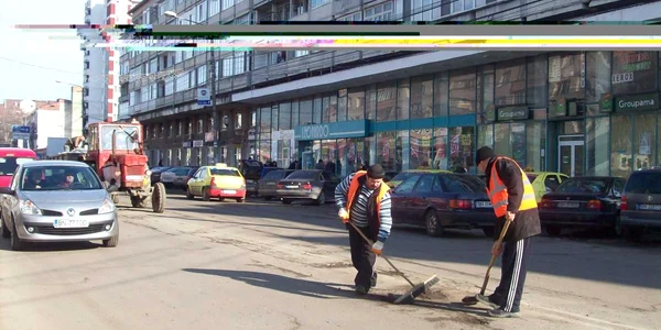 Lucrătorii au măturat gropile, ca să facă loc bitumului fierbinte