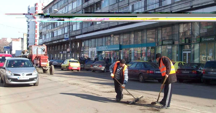 Lucrătorii au măturat gropile, ca să facă loc bitumului fierbinte