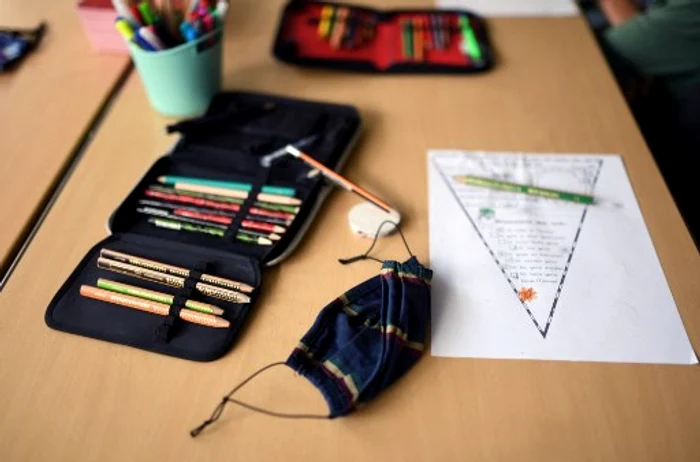 Dacă staţionezi în jurul unei şcoli, trebuie să porţi mascăfoto: AFP