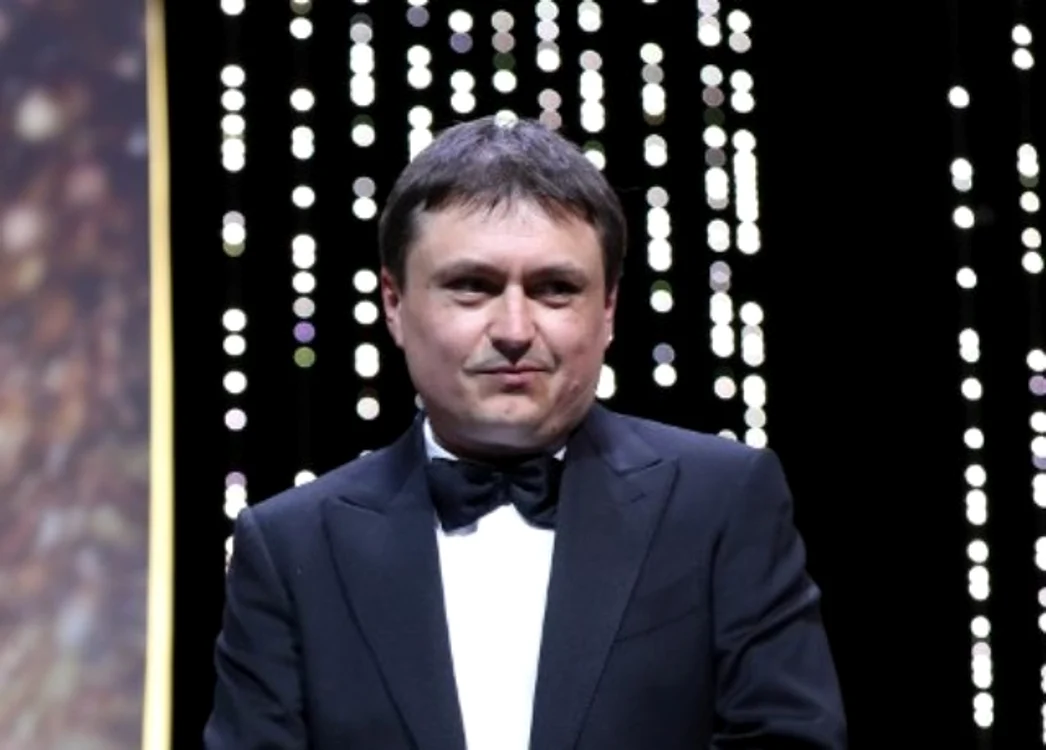 
    Cristian Mungiu, alături de actrițele Cristina Flutur (stânga) și Cosmina Stratan (dreapta), după succesul cu filmul ”După Dealuri” (2012)foto: AP  