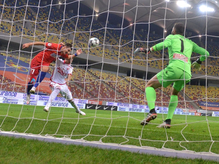 
    Iulian Cristea a înscris cu capul în derby-ul FCSB - Dinamo (3-2)Foto: sportpictures.eu  