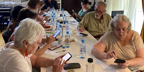 cursuri digitalizare seniori   foto fundatia regala margareta a romaniei (2) jpeg