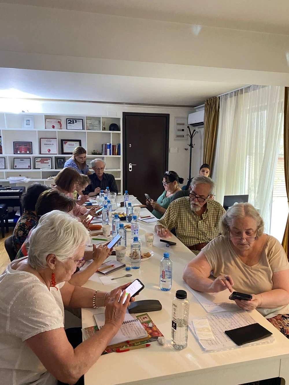 Bunicii devin digitali. „Vreau să învăț ca să comunic mai ușor. Nepoții râd de mine”