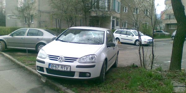 Spaţiul verde a devenit loc de parcare pentru şoferi Foto. Adrian Stan
