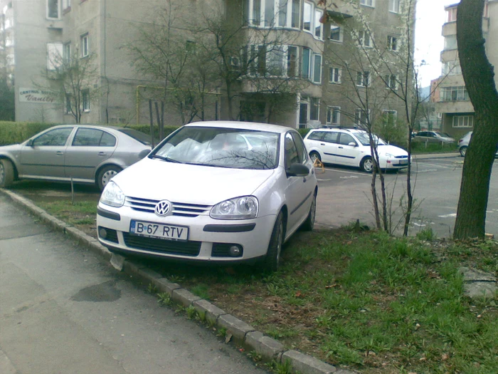 Spaţiul verde a devenit loc de parcare pentru şoferi Foto. Adrian Stan