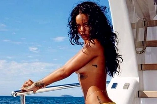 Rihanna (26 de ani) se numără printre victimele hackerului jpeg