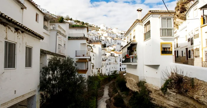 Setenil de las Bodegas, oraşul blocat între stâncile erodate ale Spaniei. FOTO Shutterstock