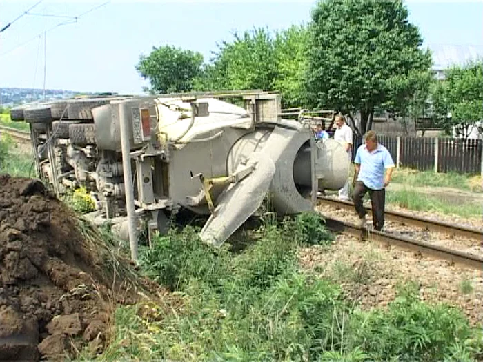 Șoferul betonierei a scăpat teafăr