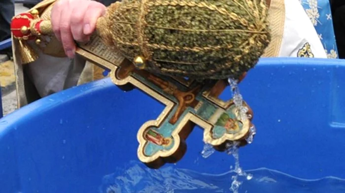 
    Sfințirea apelor în toate comunitățile aduce împliniri Sursa foto:Doza de bine   