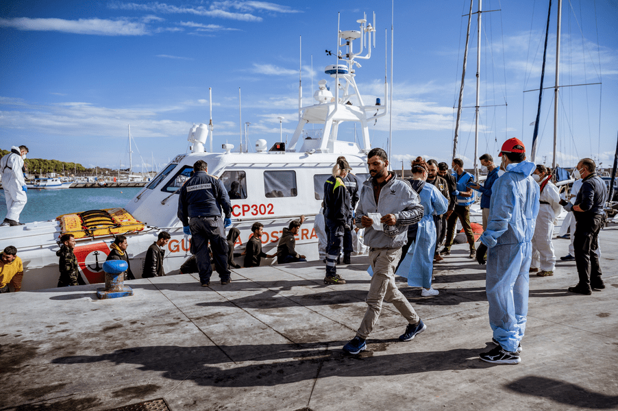 Italia primește trei nave cu migranți, dar spune că nu-și schimbă poziția în privinţa imigraţiei