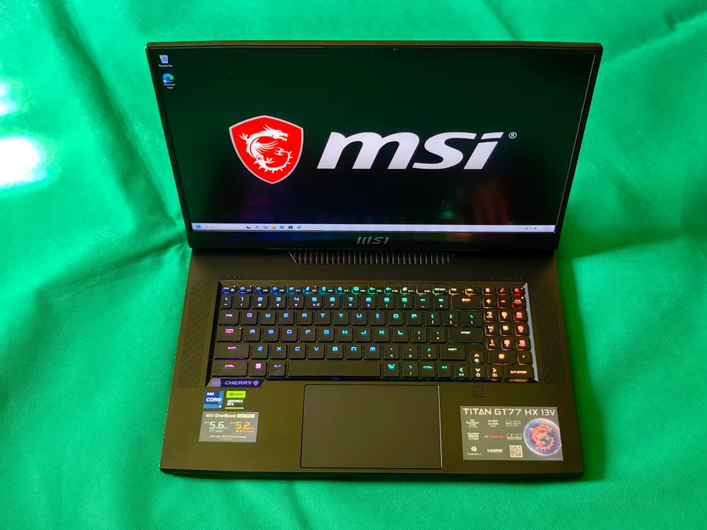 Laptop de gaming MSI Titan GT77HX 13VI.