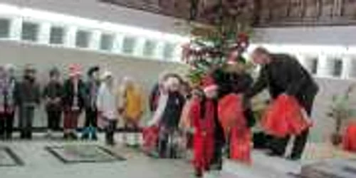 Micuţii au primit cadouri de la angajaţii Prefecturii