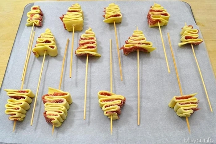 Înfige bețișoare în brăduți și așează-i pe o tavă, apoi pun-i la copt