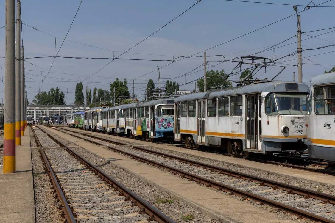 Tramvaiele au fost trae pe linia moartă. FOTO: Facebook/Ciprian Ciucu
