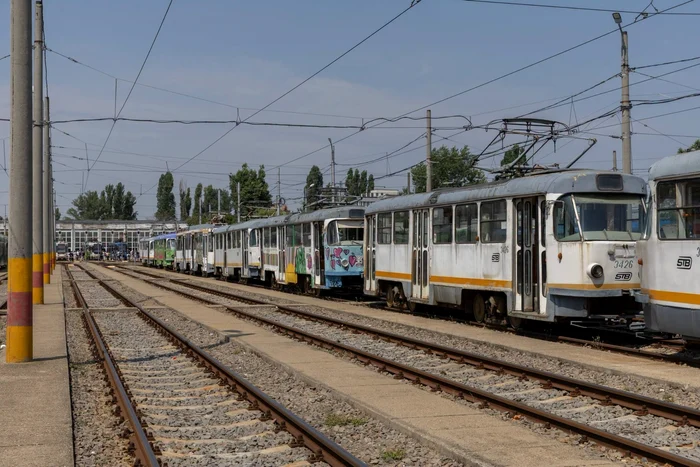Tramvaiele au fost trae pe linia moartă. FOTO: Facebook/Ciprian Ciucu