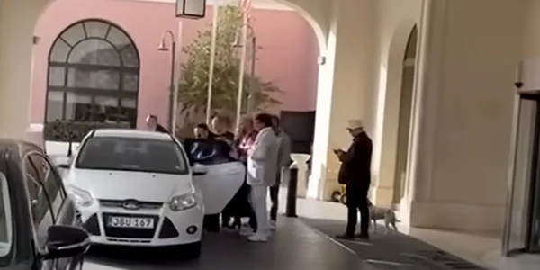 momentul in care Prințul Paul este băgat în mașina de Poliție   captura video png