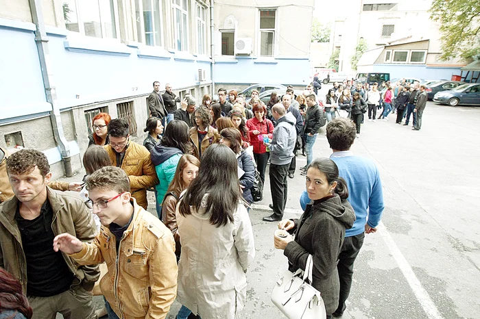 A stat la  coadă pentru  repartizarea  în cămin  alături de  alte zeci  de studenţi