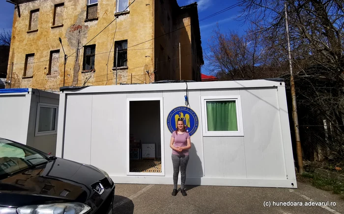 Bianca locuiește cu familia într-unul din containerele modulare. Foto: Daniel Guță
