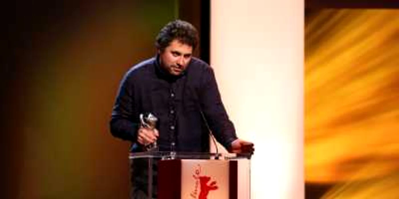 Radu Jude, pe scena Berlinalei, cu Ursul de Argint FOTO Florin Ghioca/ Berlin