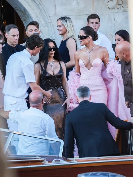 Khloe Kardashian și Kim la nunta lui Jeff Bezos profimedia 1015764525 jpg