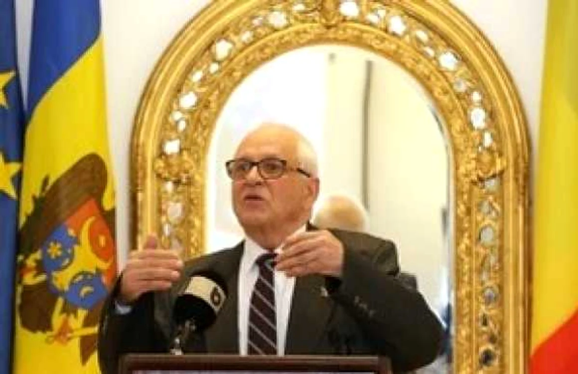Mircea Druc vorbind de la tribuna Clubului Militar Român de Reflecţie Euroatlantică.