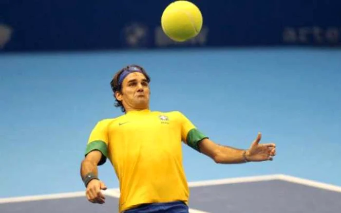 Roger Federer se descurcă bine şi cu mingea de fotbal