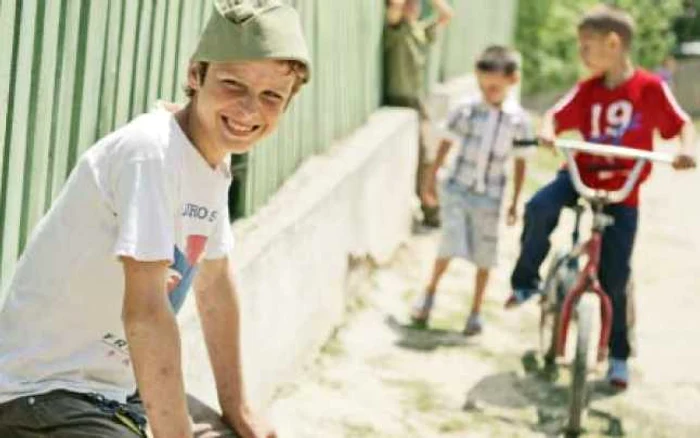 Cei care nu au părinţi bogaţi îşi petrec vacanţa la ţară   Foto: Florin Gheorghe