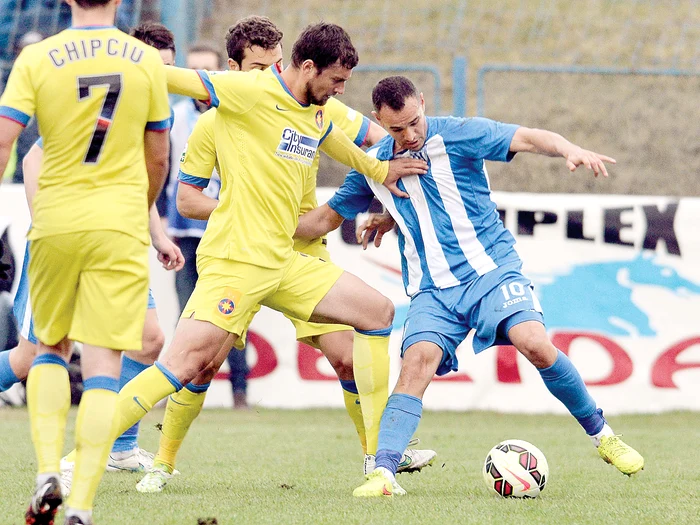 2-1, minutul 85: Luis Suarez a şutat cu sete, din interiorul careului, la colţul lung, fără speranţă pentru Hart