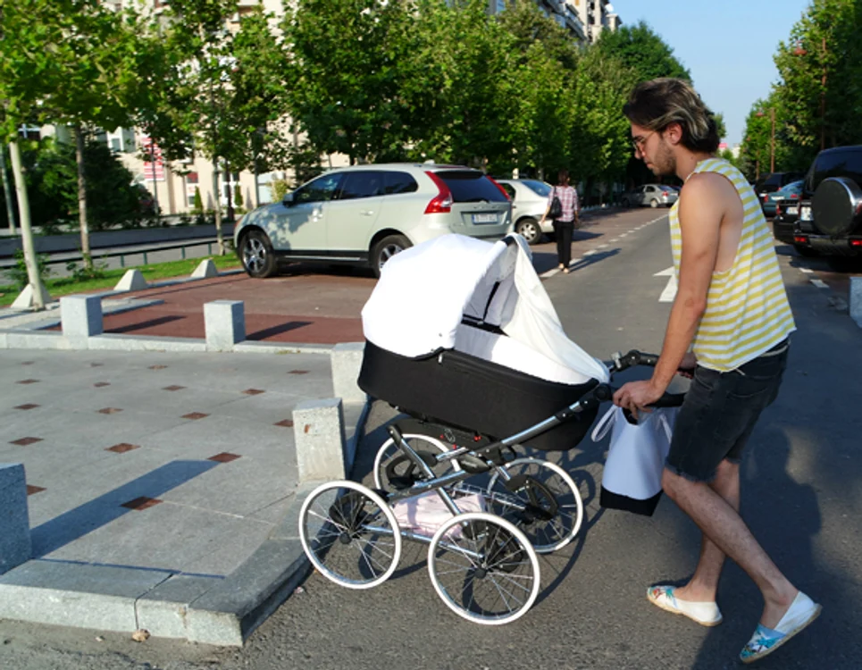 
    Robert Diaconeasa iese și singur cu bebelușul la plimbare, dacă Ana Novic are treabăfoto: Click!  