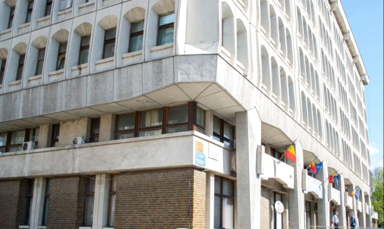 Cum se transformă Palatul Administrativ din Piteşti, edificiu intrat într-un amplu proces de reabilitare cu fonduri europene