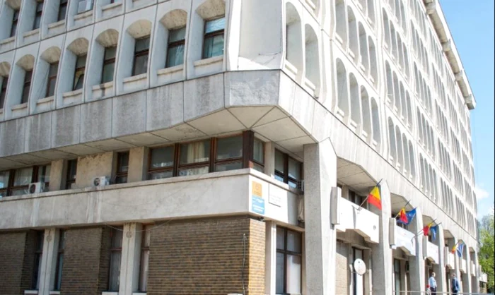 Cum se transformă Palatul Administrativ din Piteşti, edificiu intrat într-un amplu proces de reabilitare cu fonduri europene