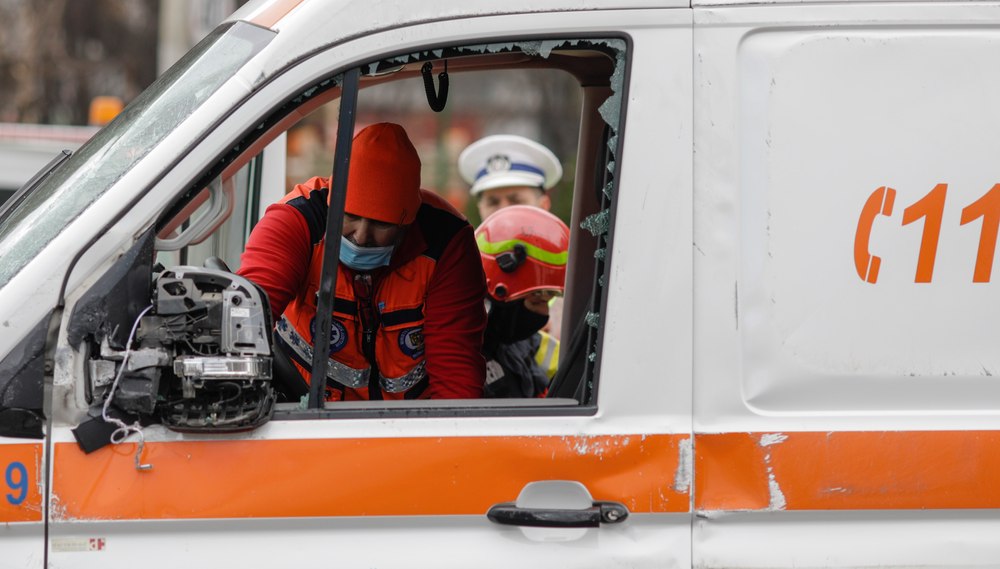 Două persoane rănite, după ce o ambulanţă a fost lovită de un autoturism pe o stradă din Sibiu