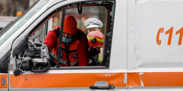 Accident între o ambulanță și un autovehicul în intersecția Budapesta din București. FOTO Inquam Photos / Octav Ganea