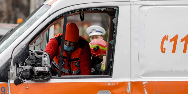 Accident între o ambulanță și un autovehicul în intersecția Budapesta din București. FOTO Inquam Photos / Octav Ganea