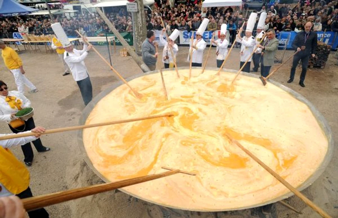 Zece bucătari au contribuit la preparatul gigant FOTO Eduard Robea