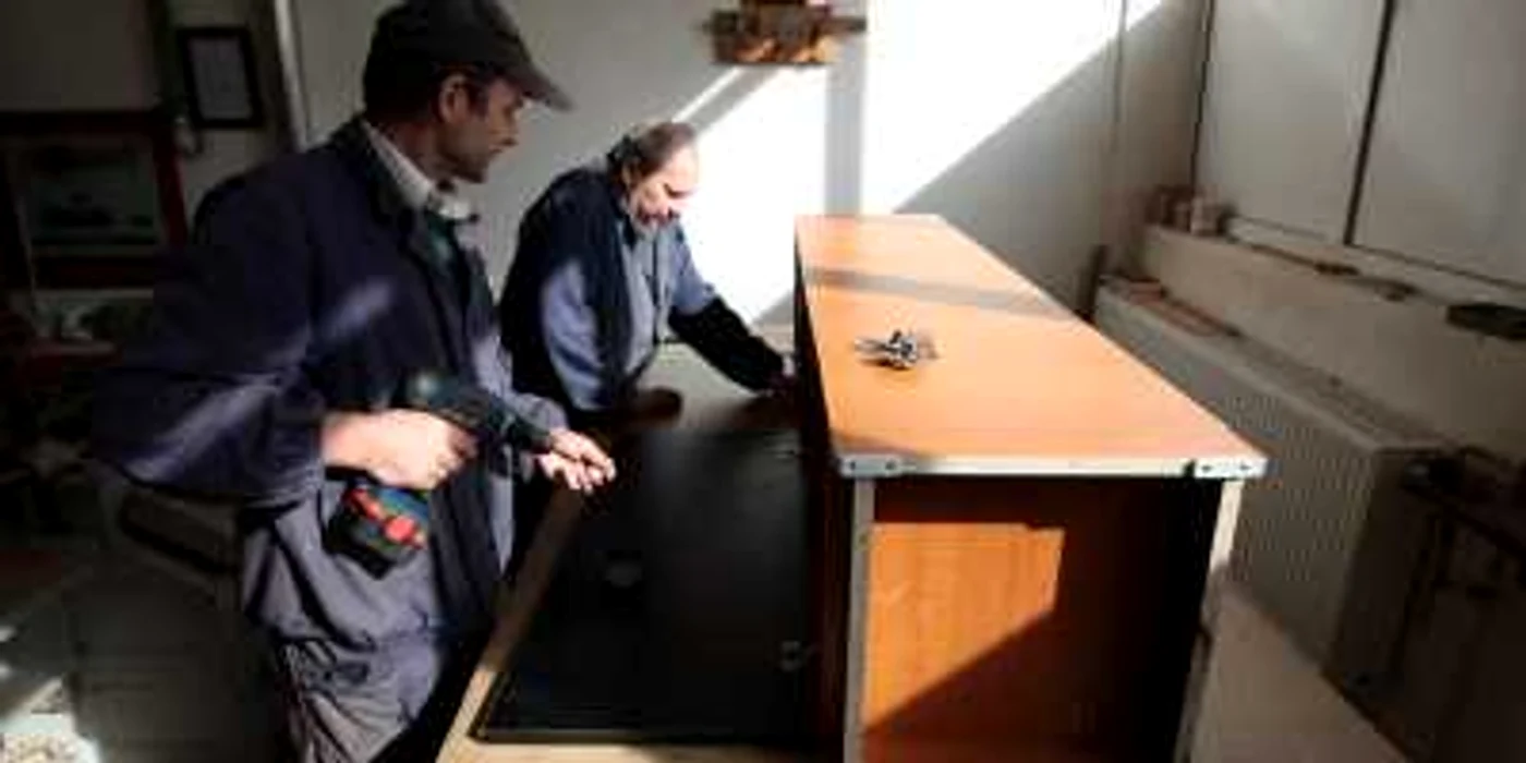 Angajaţii atelierului-şcoala al UTCN fac acum mobilă pentru rectorat